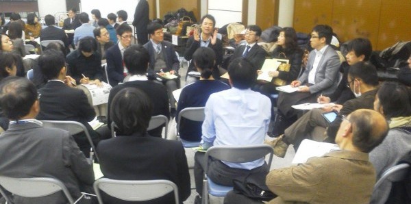 円卓になってみんなで対話